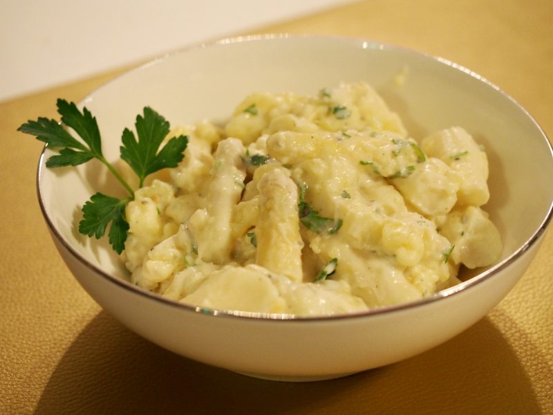 Kartoffelsalat mit weißem Spargel