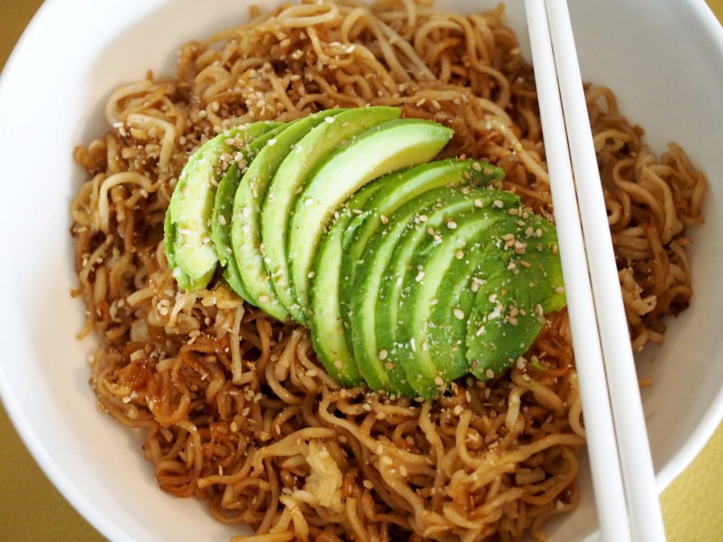 Gebratene Mie Nudeln mit Avocado in einer Schüssel