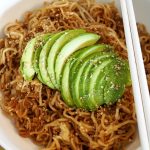 Gebratene Mie Nudeln mit Avocado in einer Schüssel
