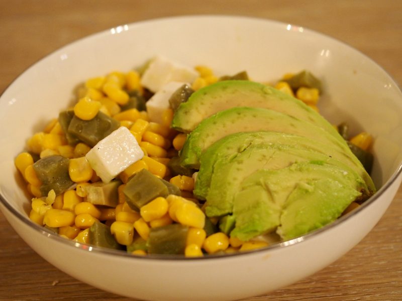 Kaktus-Mais Salat mit Hirtenkäse und Avocado