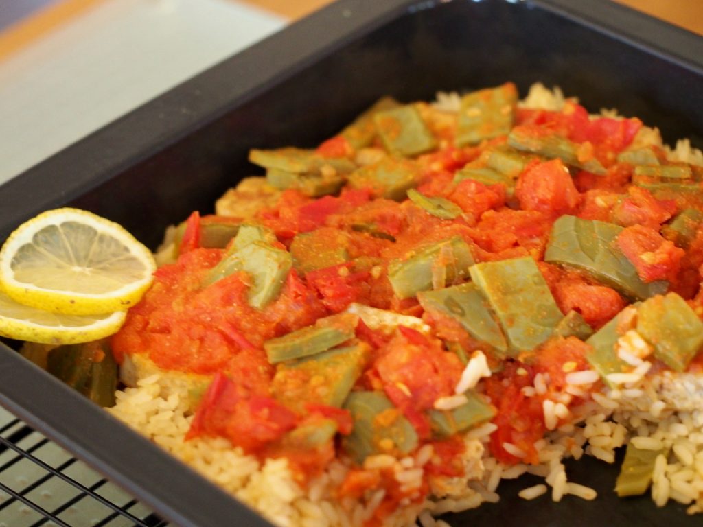 Reisauflauf mit Nopales und Tomaten