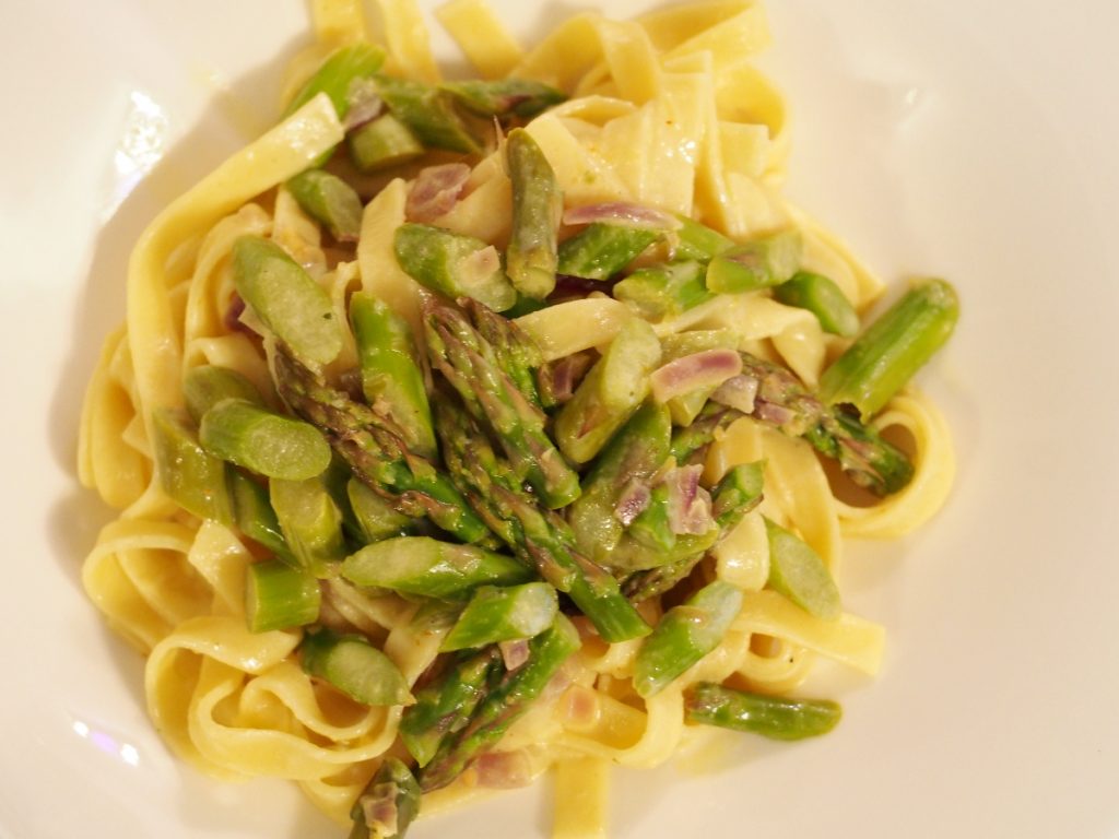 Safran Pasta mit grünem Spargel