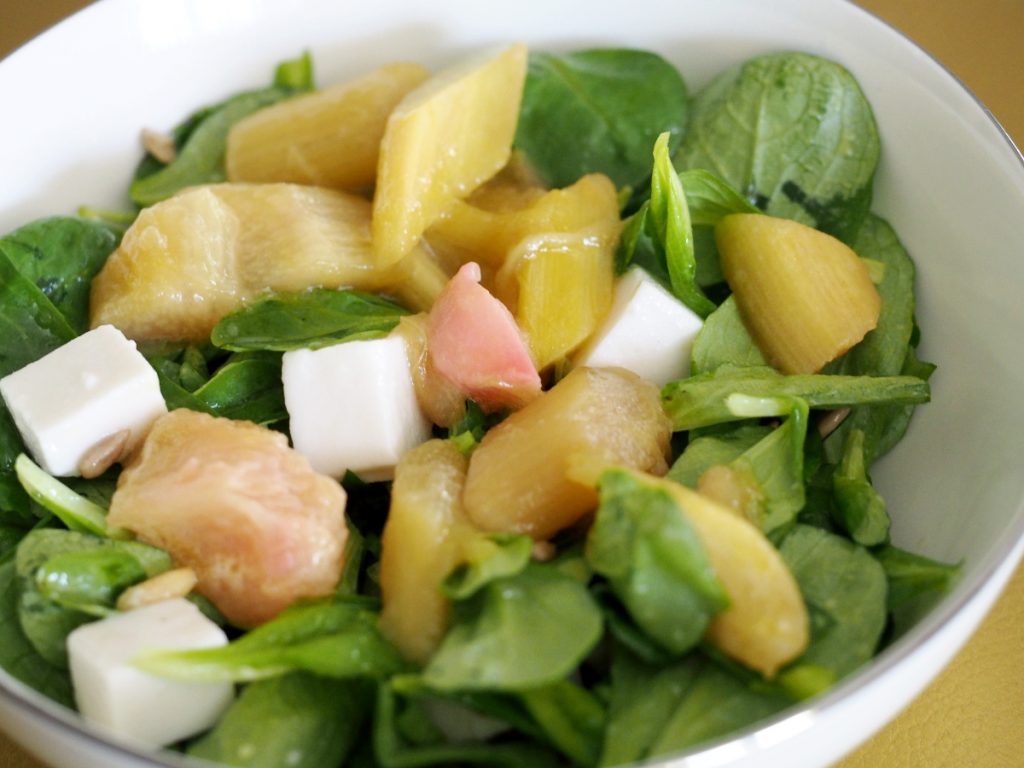 Salat mit Hirtenkäse und Rhabarber