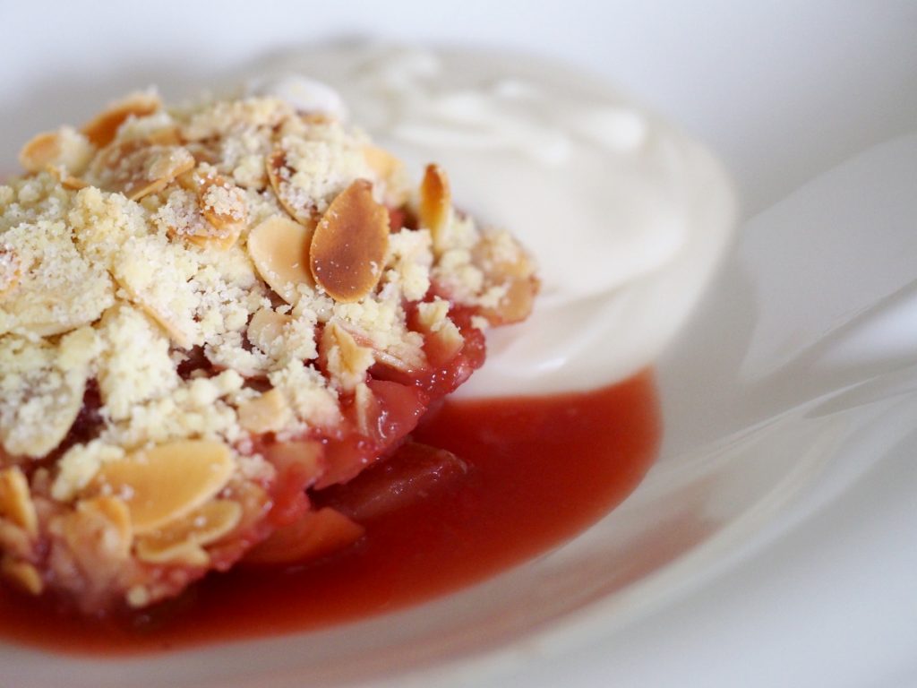 Apfel-Erdbeer Crumble