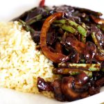 eine asiatische Gemüsepfanne mit Reis