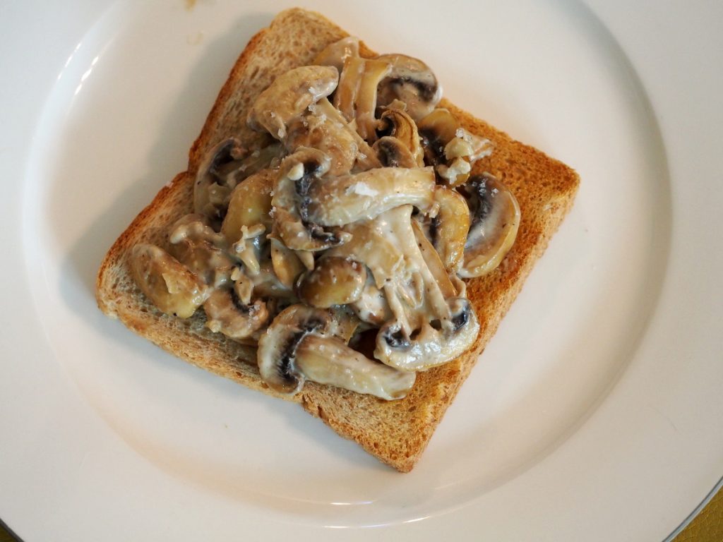 Gebratene Champignons auf einem Toastbrot
