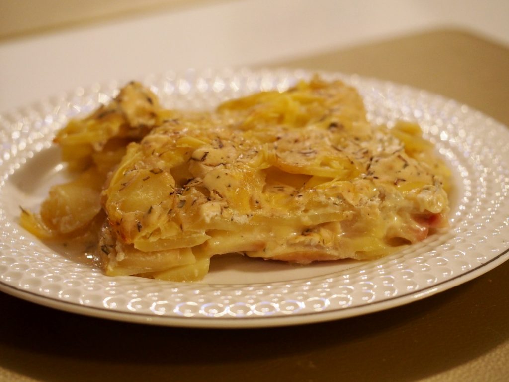 Eine Portion des Kartoffel-Apfel Gratins
