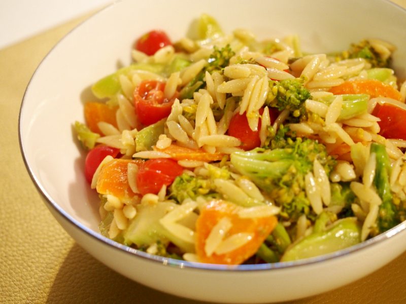 ein bunter Nuidelsalat mit Orzo Pasta, Brokkoli, Tomaten und weiterem Gemüse