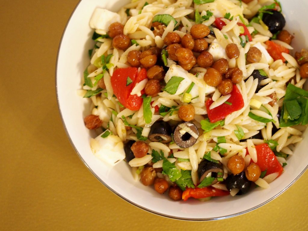 ein mediterraner Nudelsalat mit Orzo Pasta und gerösteten Kichererbsen