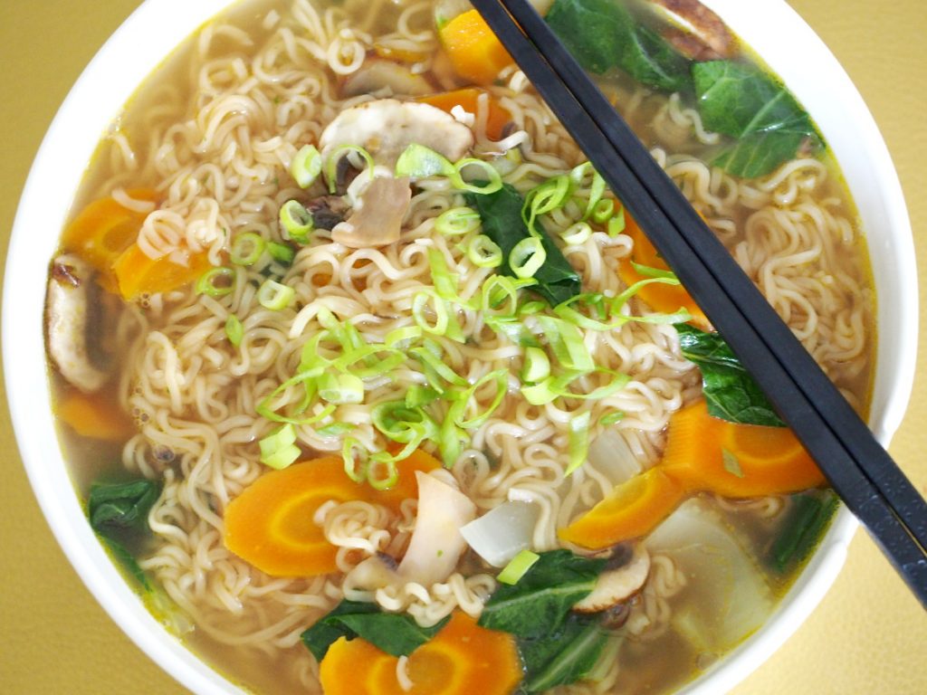 Gepimpte Instant Nudeln in einer Ramen Schüssel mit Karotten und Champignons