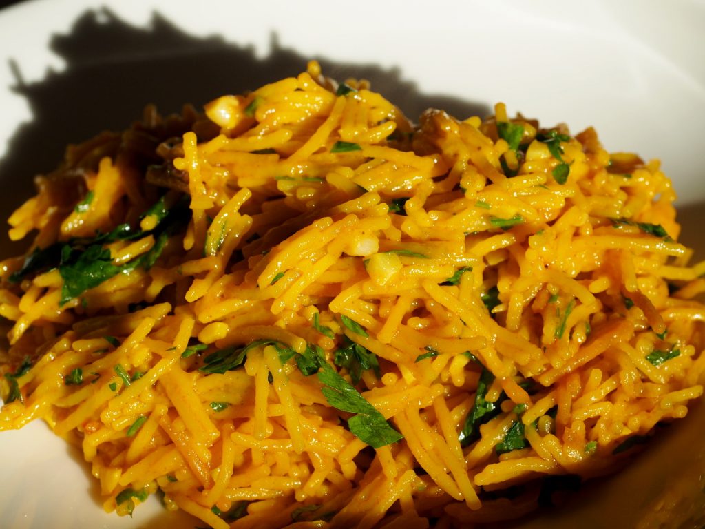 Eine Portion der Knoblauch Fideo auf einem Teller