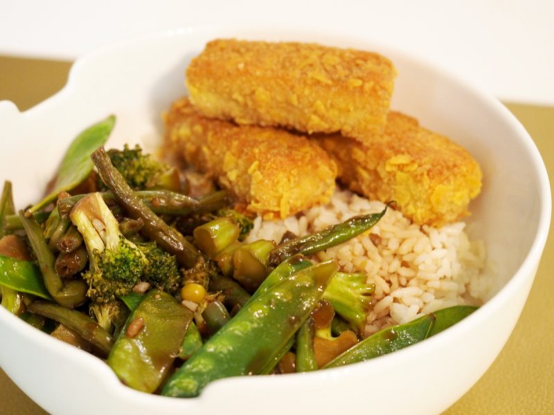Gebratenes Gemüse mit Reis und knusprig gebratenen Tofu