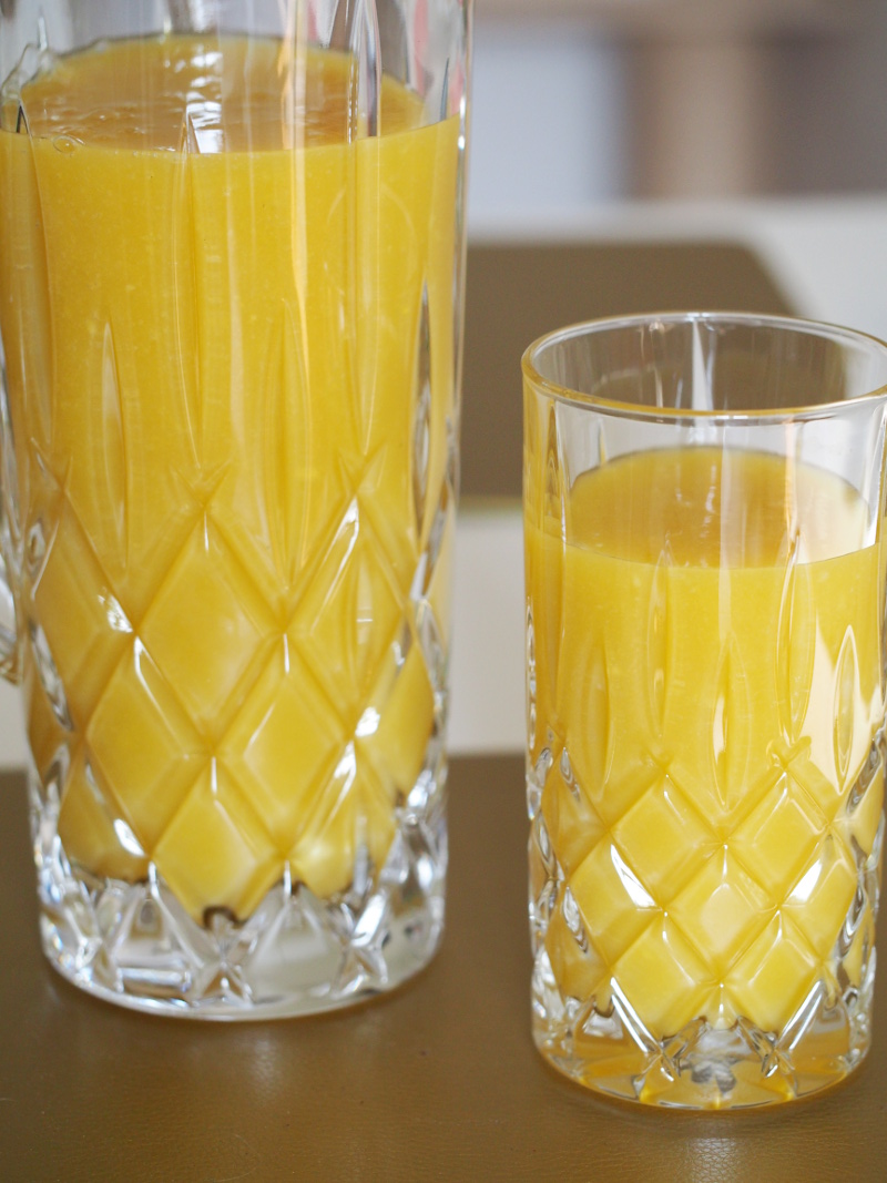 Ein alkoholfreier Mango-Drink in einem Glas und in einer Karaffe