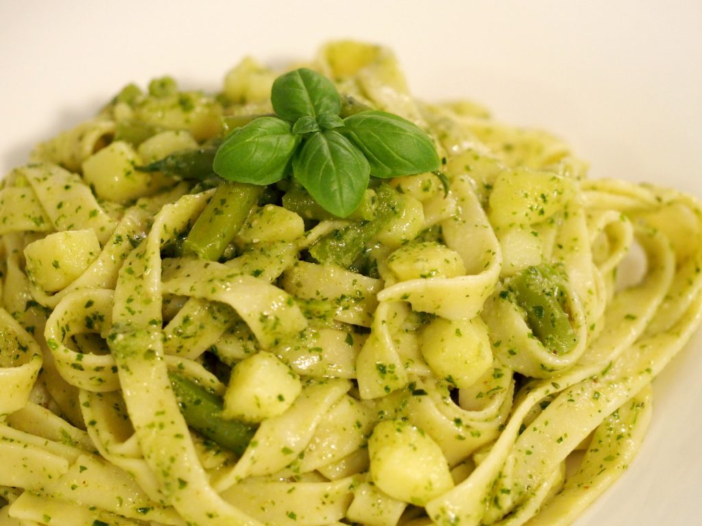 Eine Portion der Pasta mit Pesto und Kartoffeln