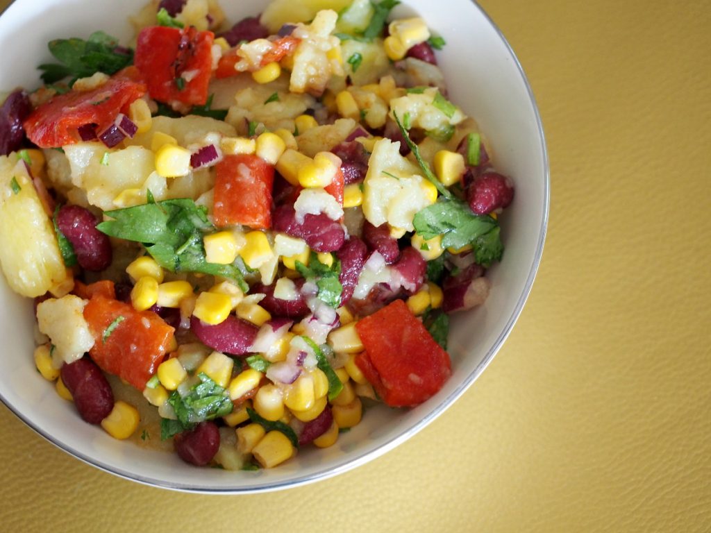 ein bunter Kartoffelsalat in einer Schüssel