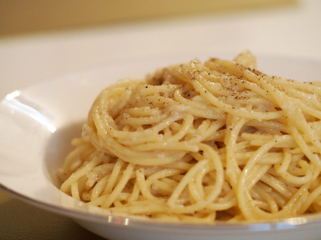 eine Portion vegane Cacio e pepe auf einem Teller