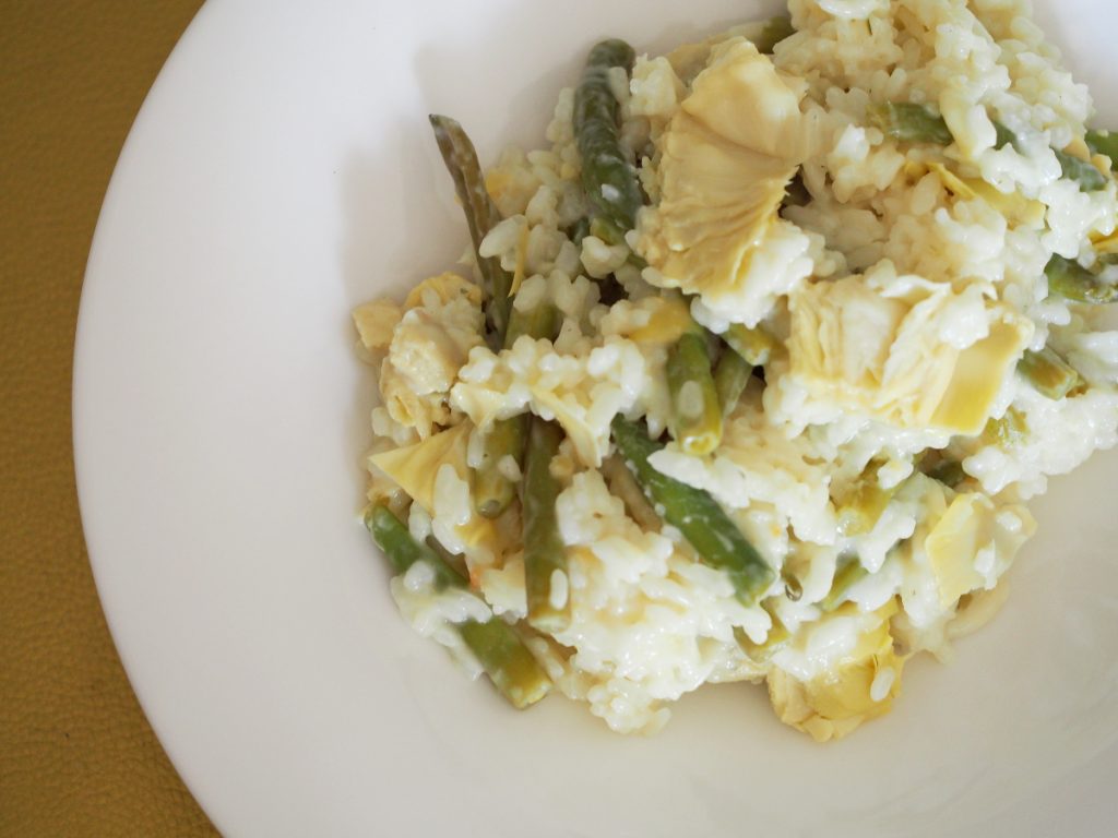 Eine Portion des Risotto mit grünen Bohnen und Artischocken