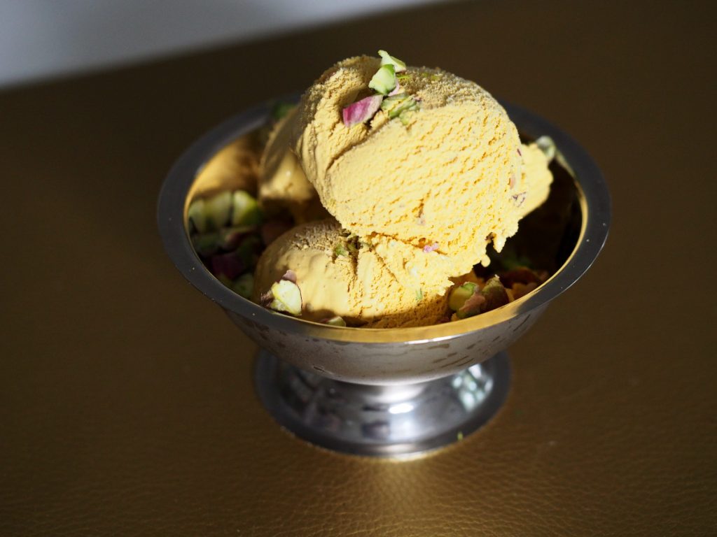 ein paar Kugeln einer persischen Eiscreme mit Safran in einer Eisschale