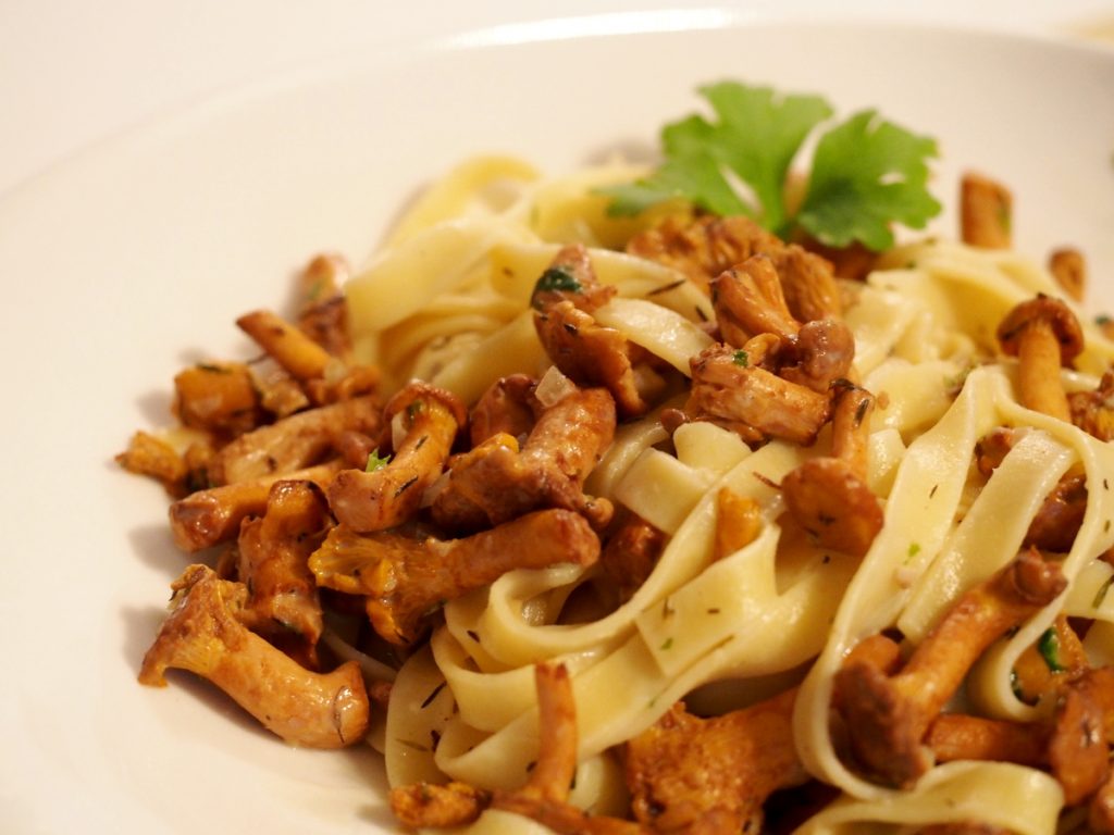 Eine Portion der Pasta mit Pfifferlingen auf einem Teller