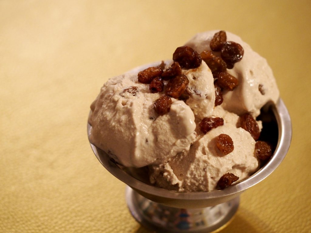 Ein paar Kugeln Malaga Eiscreme in einer Eischüssel