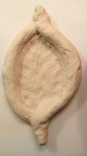Der Teig wurde für das georgische Käseboot oval geformt