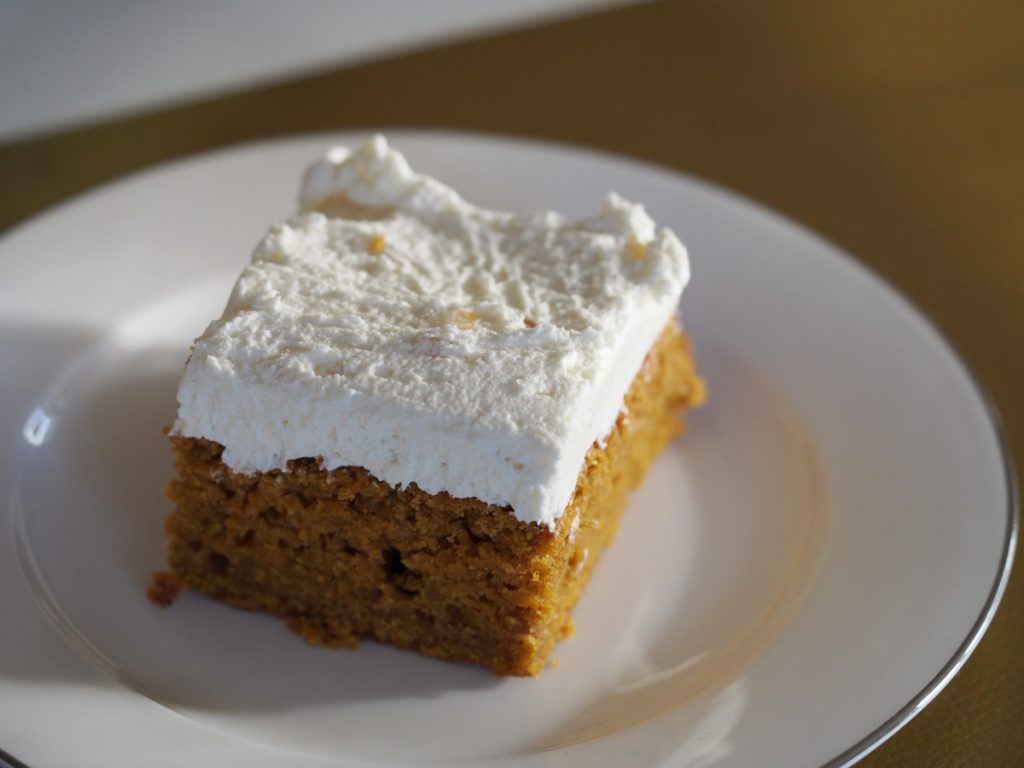 Ein Stück des Kürbiskuchen mit Frosting auf einem Teller