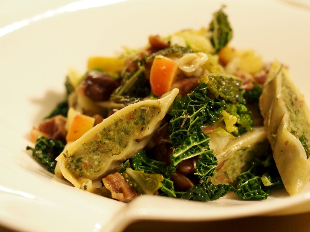 Aufgeschnittene und gebratene Maultaschen auf Maronen-Apfel-Wirsing Gemüse