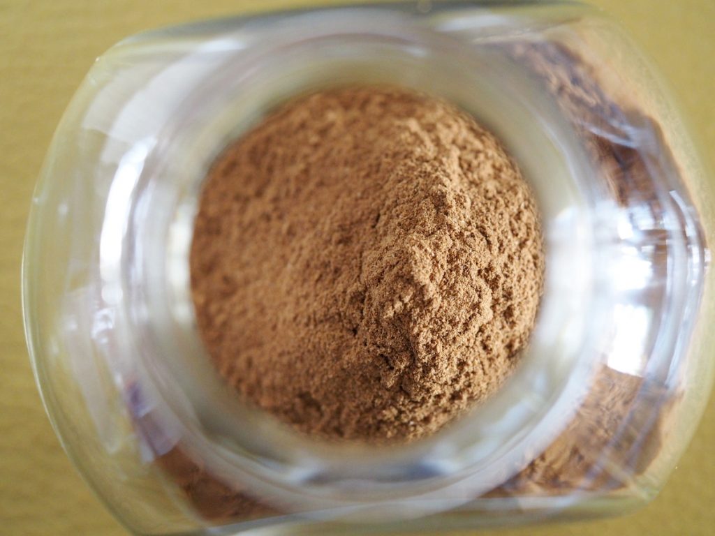 Ein von oben fotografiertes geöffnetes Gewürzglas gefüllt mit dem Pumpkin Spice