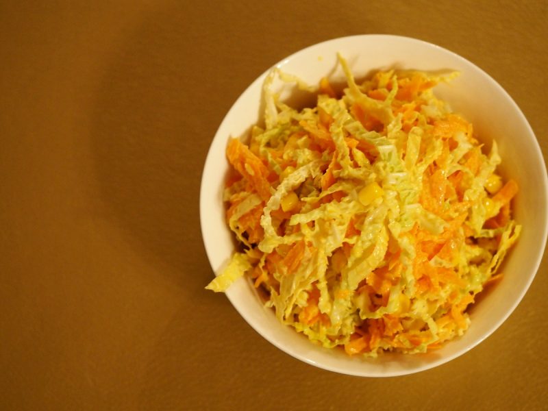 Eine kleine Schüssel des Coleslaw mit Wirsing und Karotten