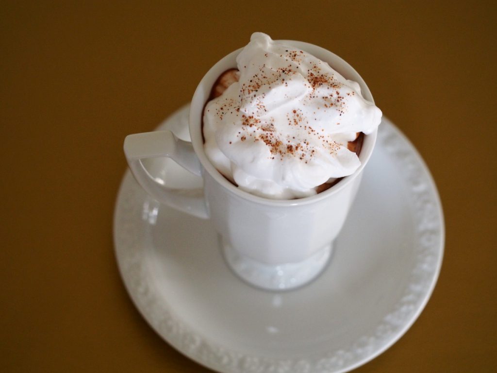 Die heiße Schokolade in einer schlanken Tasse