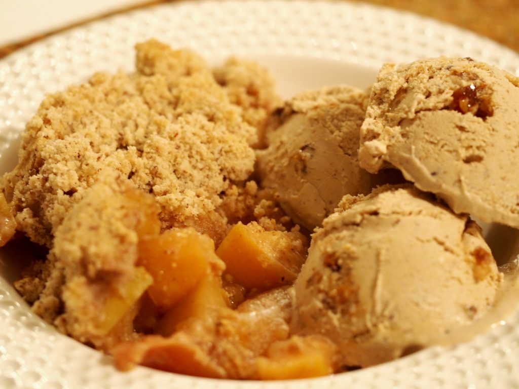 Ein Apfel Crumble mit Walnusseiscreme in einem Teller
