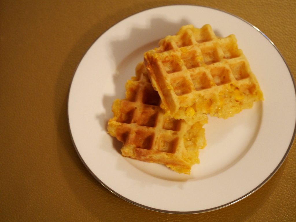 Zwei Corn-Cheese Waffeln auf einem Teller