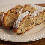 Ein paar Scheiben des Marzipanstollen auf einem Teller