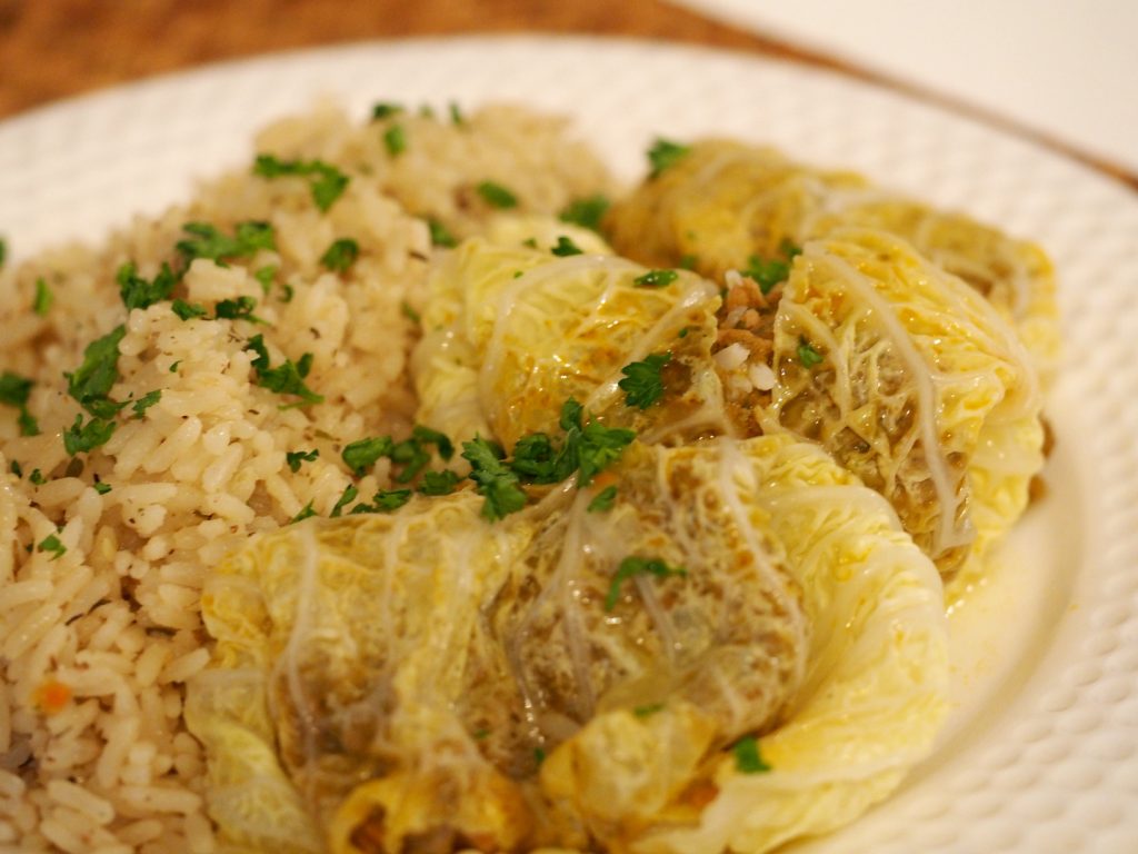 griechische Wirsingrouladen mit Zitronensauce