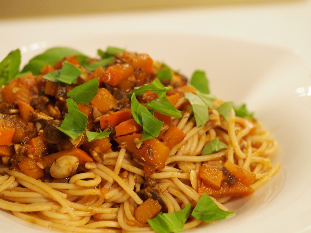 Eine Portion der Kürbisbolognese mit Spaghetti auf einem Teller
