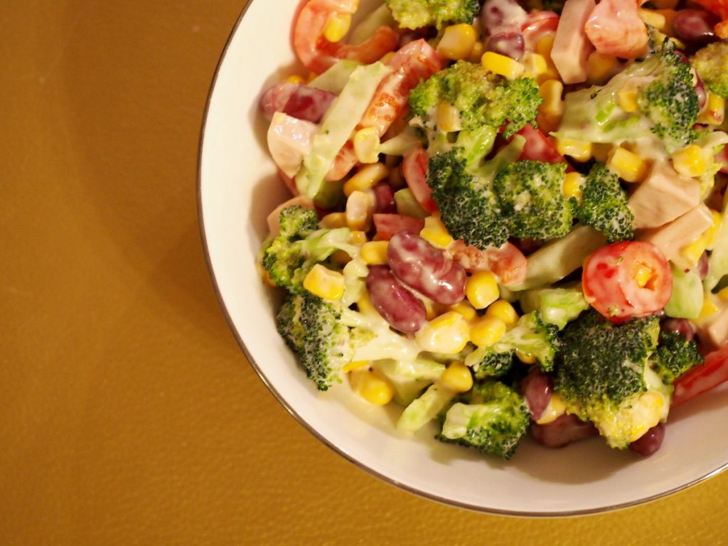 Ein bunter Brokkolisalat