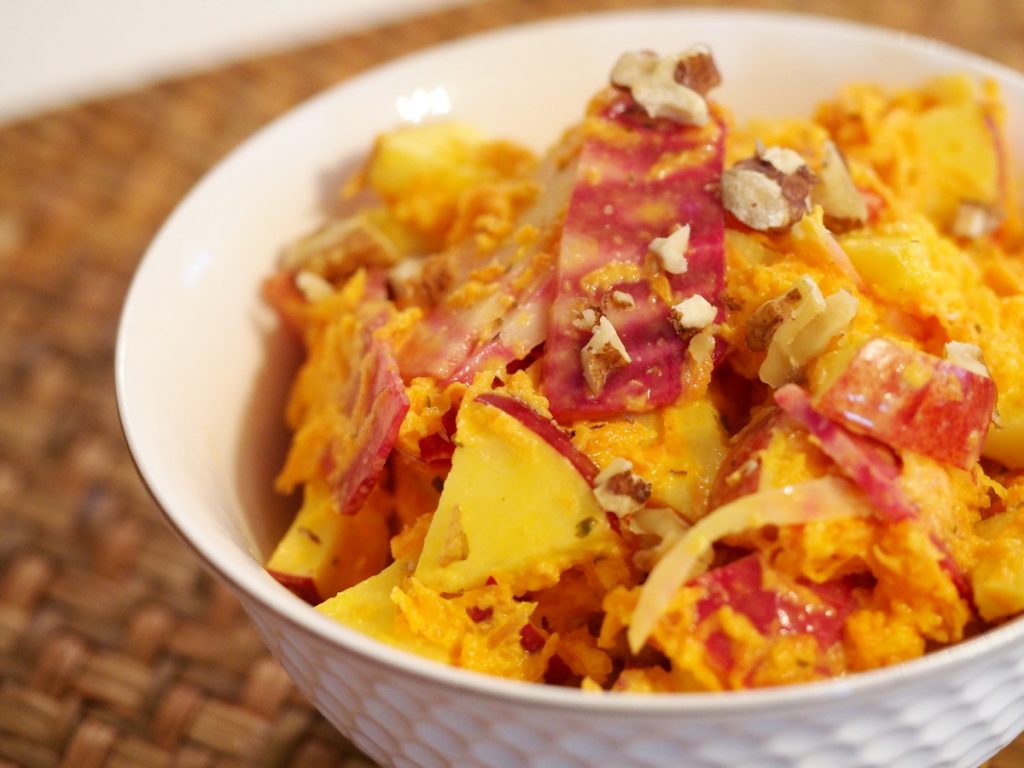 Ein Rohkostsalat aus rote Bete, Karotten und Apfel