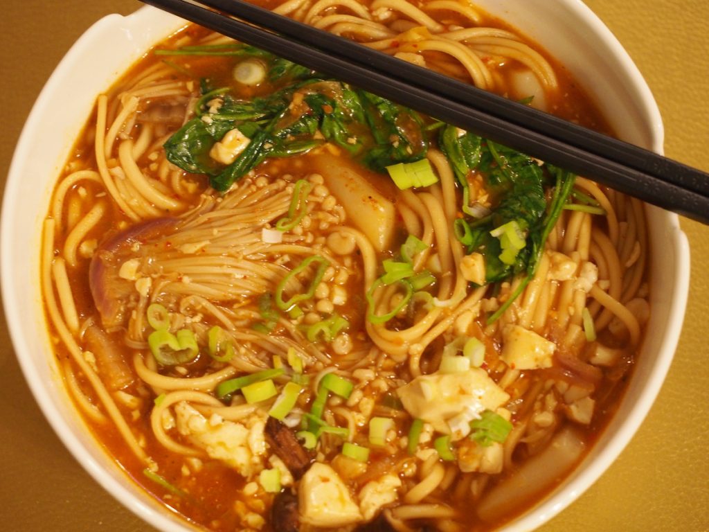 Koreanische Suppe mit Enokopilzen und Seidentofu