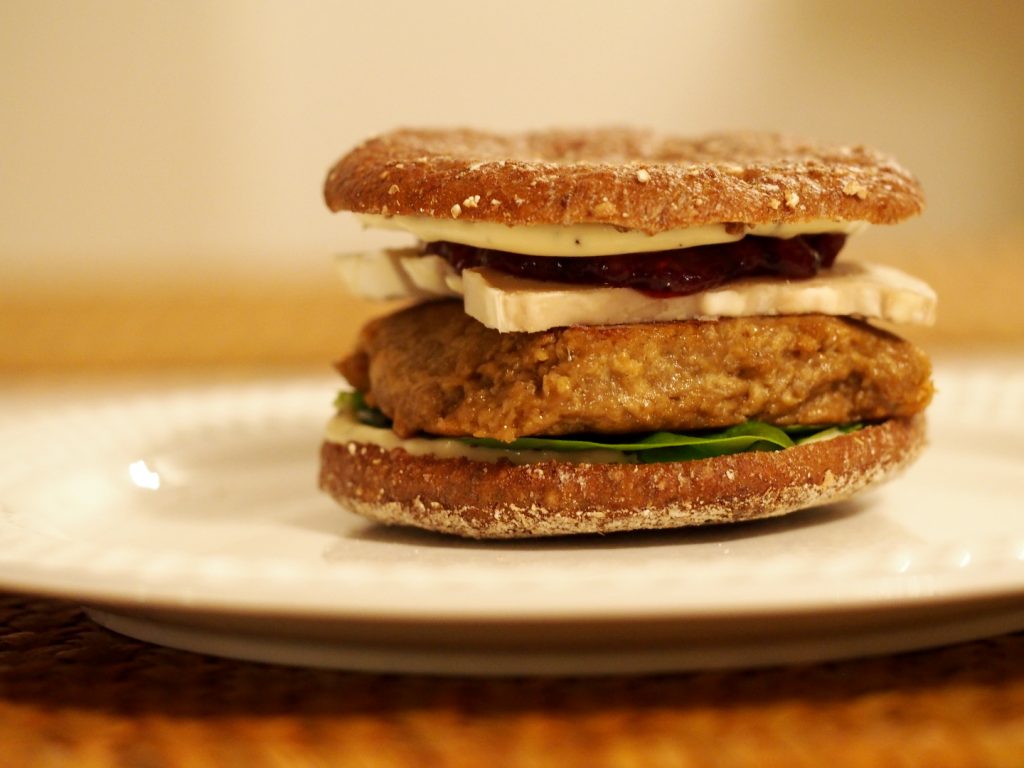 Veganer Burger mit Camembert und Preiselbeeren