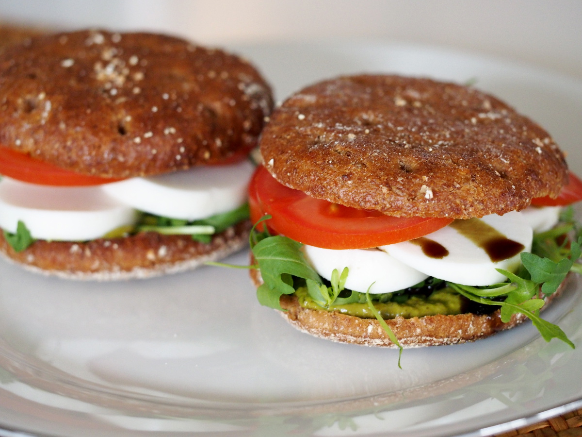 Zwei Tomaten-Mozzarella Sandwiches auf einem Teller