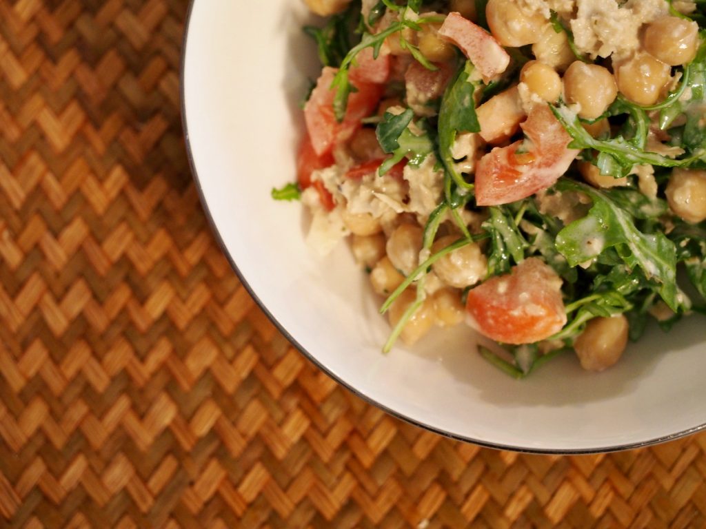 Veganer Thunfisch Salat mit Rucola und Kichererbsen