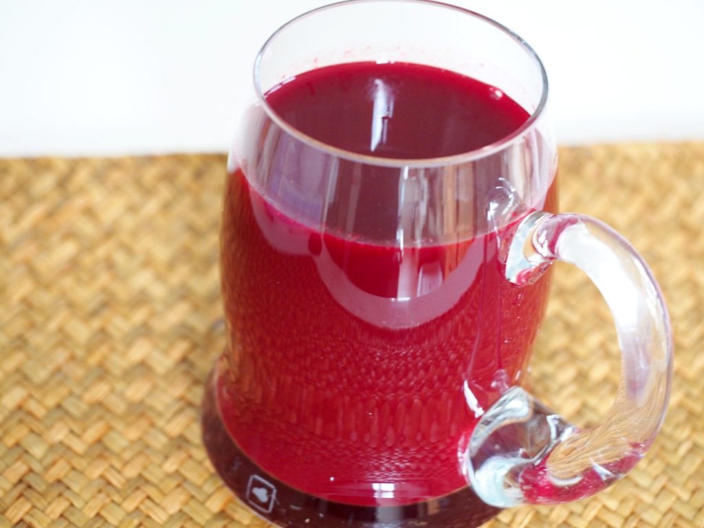 Ein großes Glas rote Bete Saft