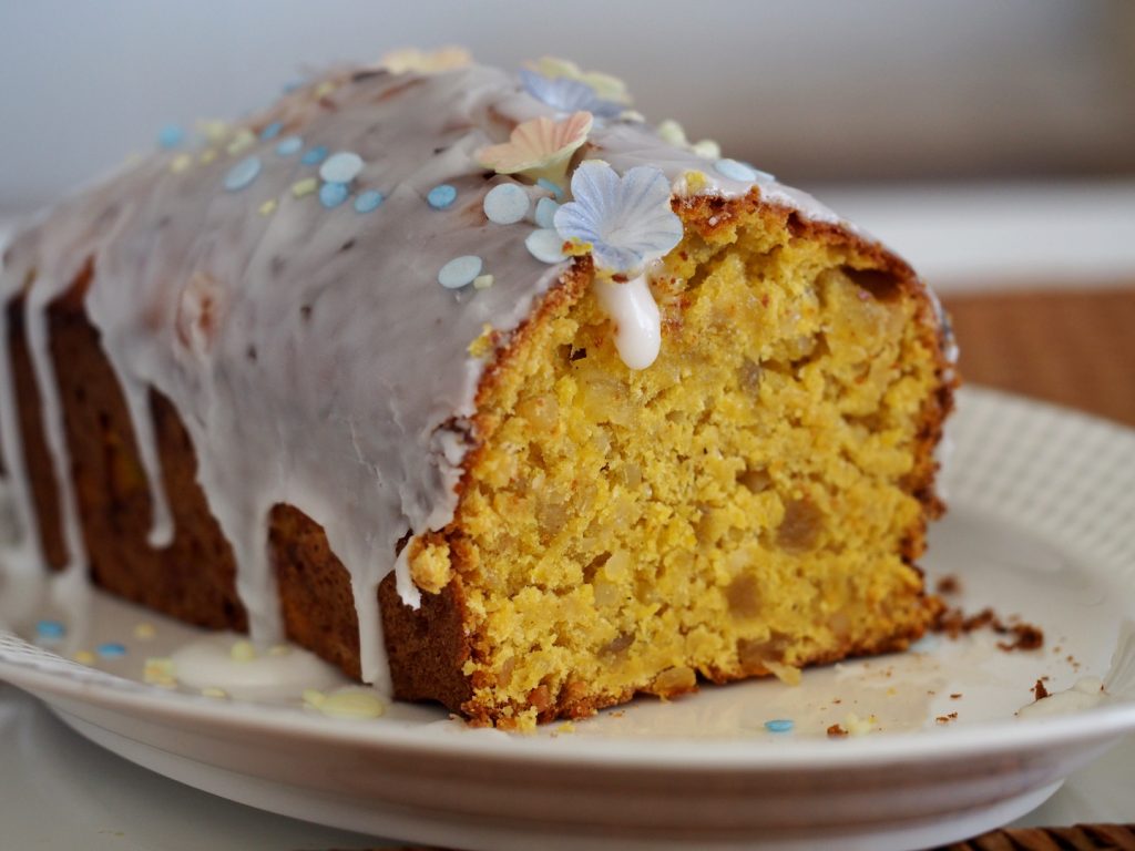 Das angeschnittene Osterbrot mit kandierten Ananas