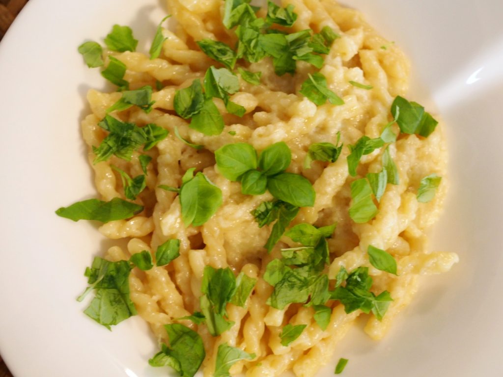 Eine Portion einer veganen Pasta Alfredo