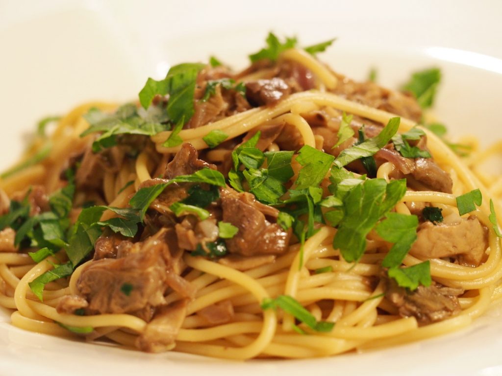 Eine Portion Steinpilz Spaghetti auf einem Teller