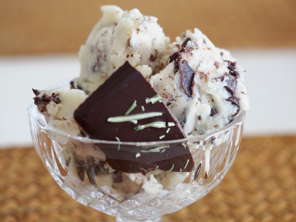 Eine Portion des Stracciatella Eis, das mit Rosmarin aromatisiert wurde, in einer Dessertschüssel