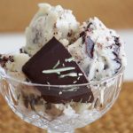 Eine Portion des Stracciatella Eis, das mit Rosmarin aromatisiert wurde, in einer Dessertschüssel