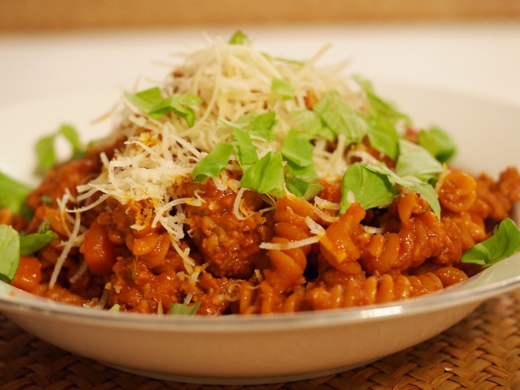 eine Portion der veganen Bolognese auf einer Teller