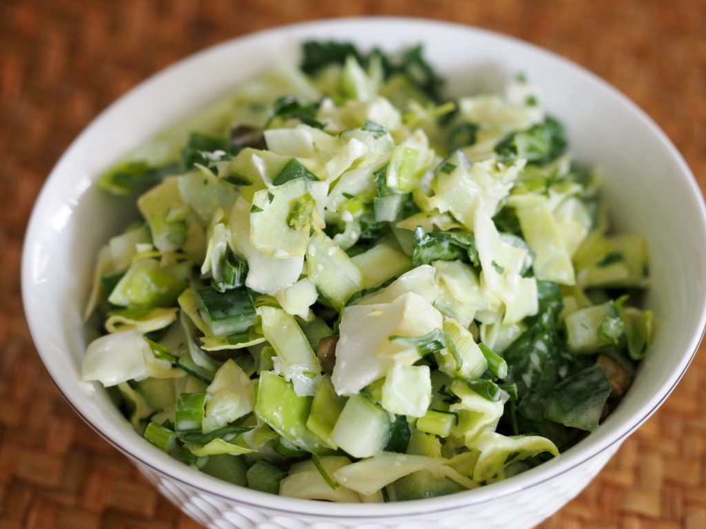 Eine kleine Schüssel mit einem grünen Coleslaw mit Green Goddes Dressing
