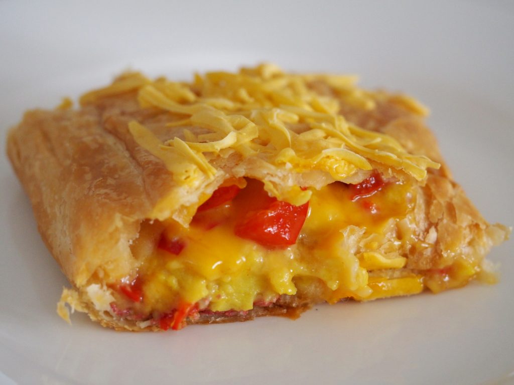 Ein Stück des gefüllten Frühstücksstrudels